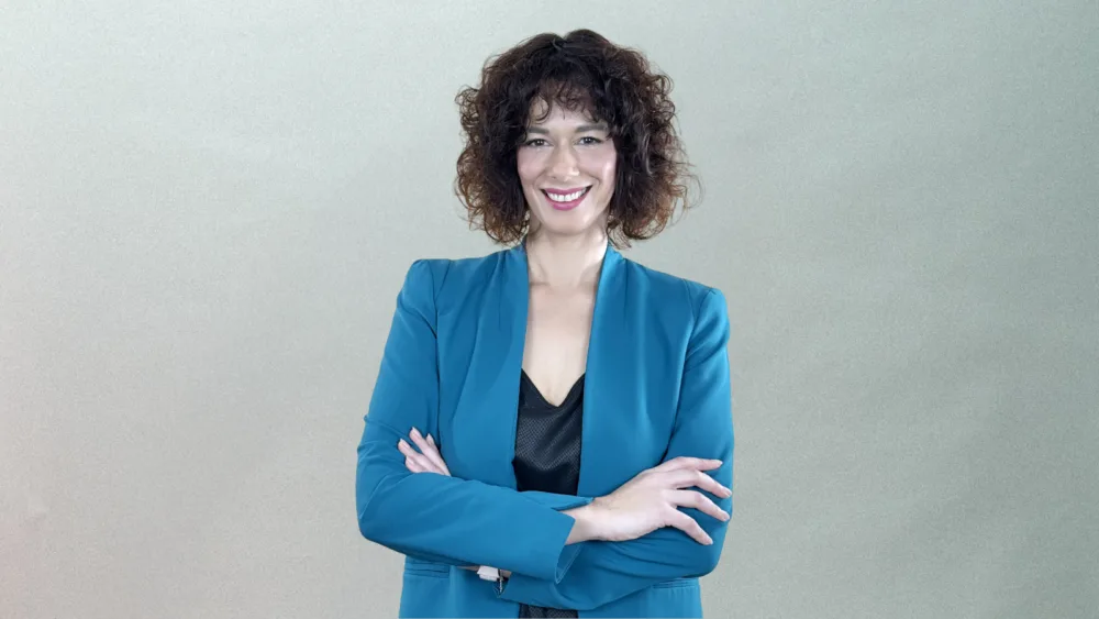 Social Mellon's Katerina Dimitrakopoulou giving an interview at epixeiro.gr